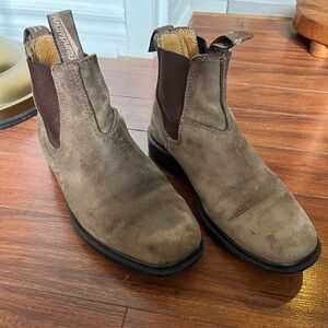 Chisel Toe Blundstones in Rustic Brown